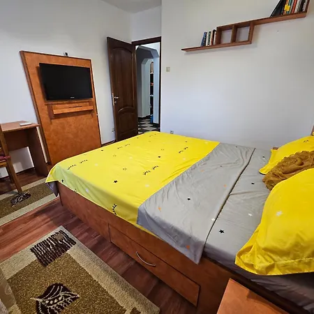 Cosy Close To Center With Parking Lot